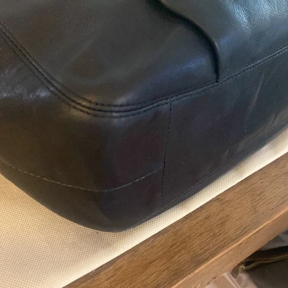 Coach F23308 black leather pleated purse with gold hardware - Picture 7 of 11